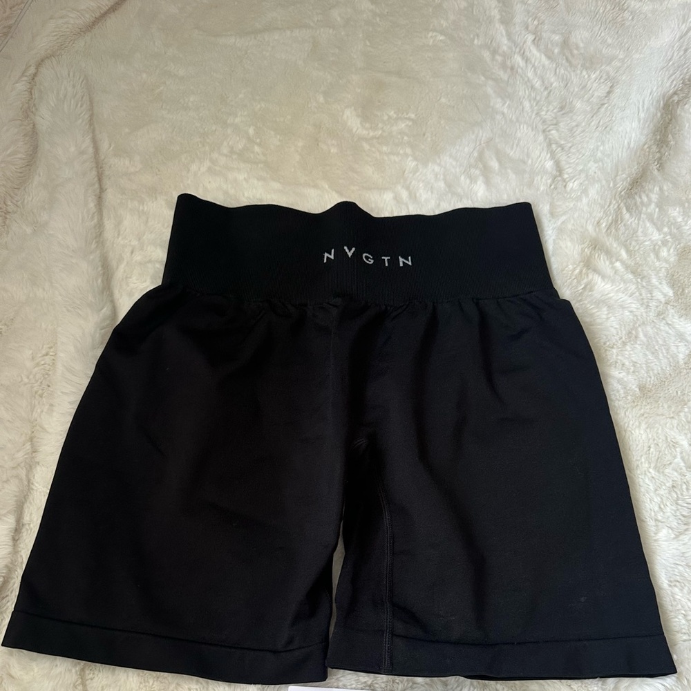 Black solid seamless nvgtn shorts